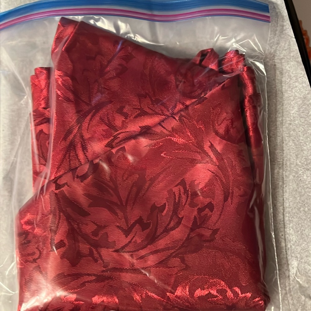 ❤️‍🔥BOGO free (equal or lesser value). Round tablecloth